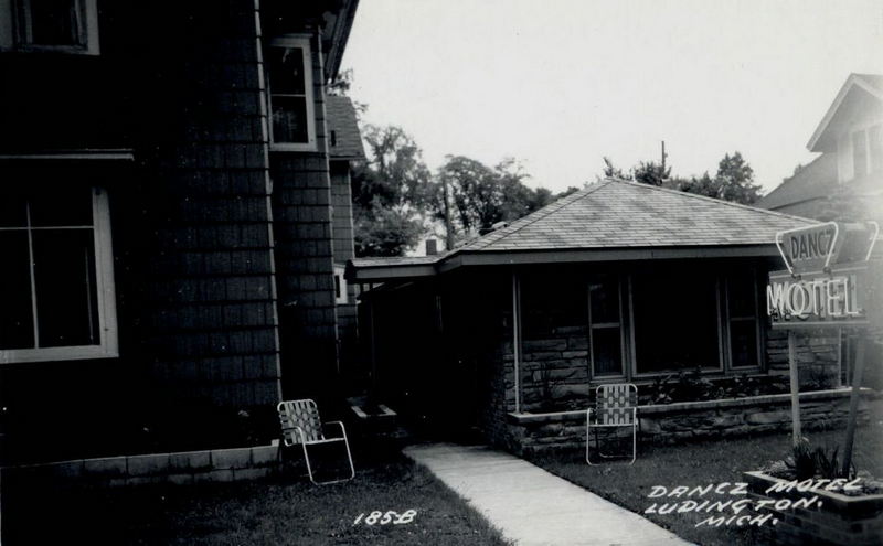 Avenue Motel (Dancz Motel) - Vintage Postcard (newer photo)